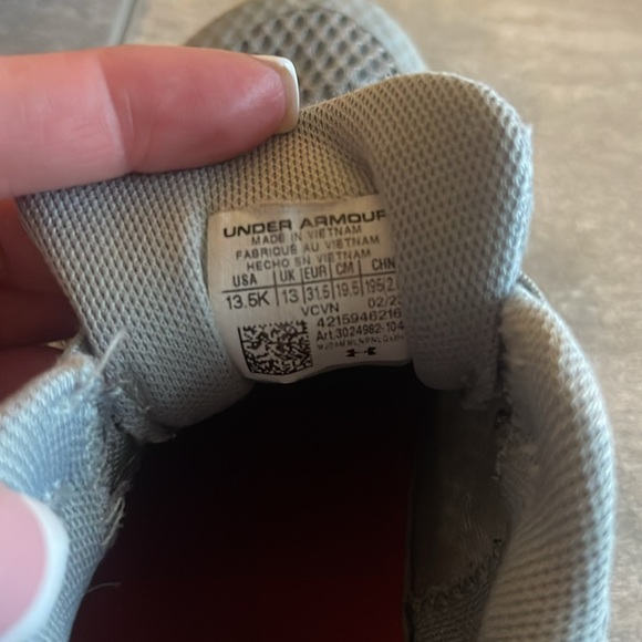 Kids under armour tennis shoes - used see photos for wear - Picture 5 of 8